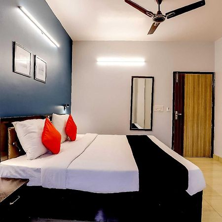 Collection O 71756 Hotel Silver Arrow Near Pacific Mall Tagore Garden Делхи Екстериор снимка
