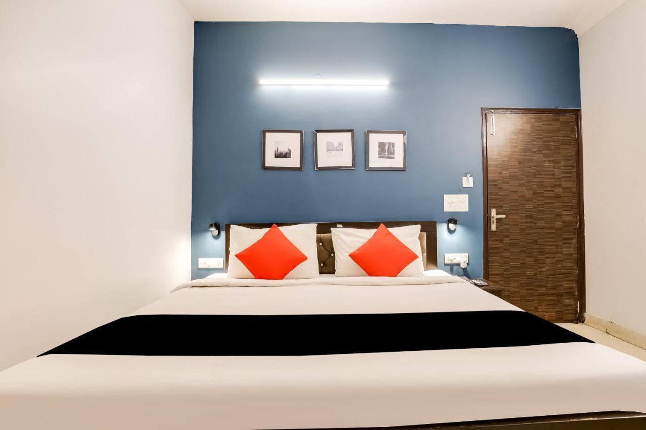 Collection O 71756 Hotel Silver Arrow Near Pacific Mall Tagore Garden Делхи Екстериор снимка