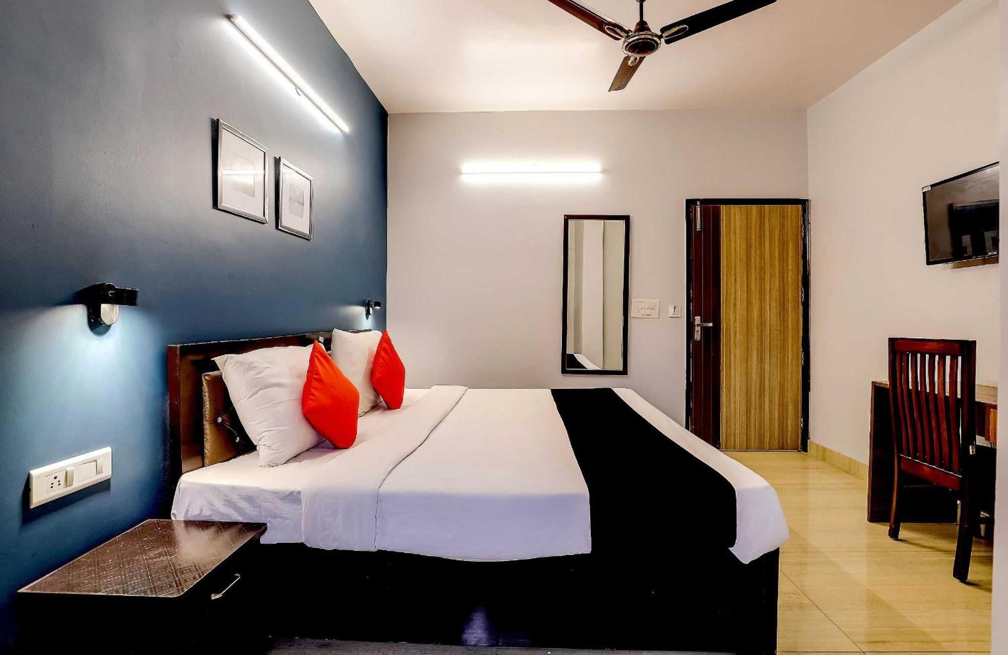 Collection O 71756 Hotel Silver Arrow Near Pacific Mall Tagore Garden Делхи Екстериор снимка