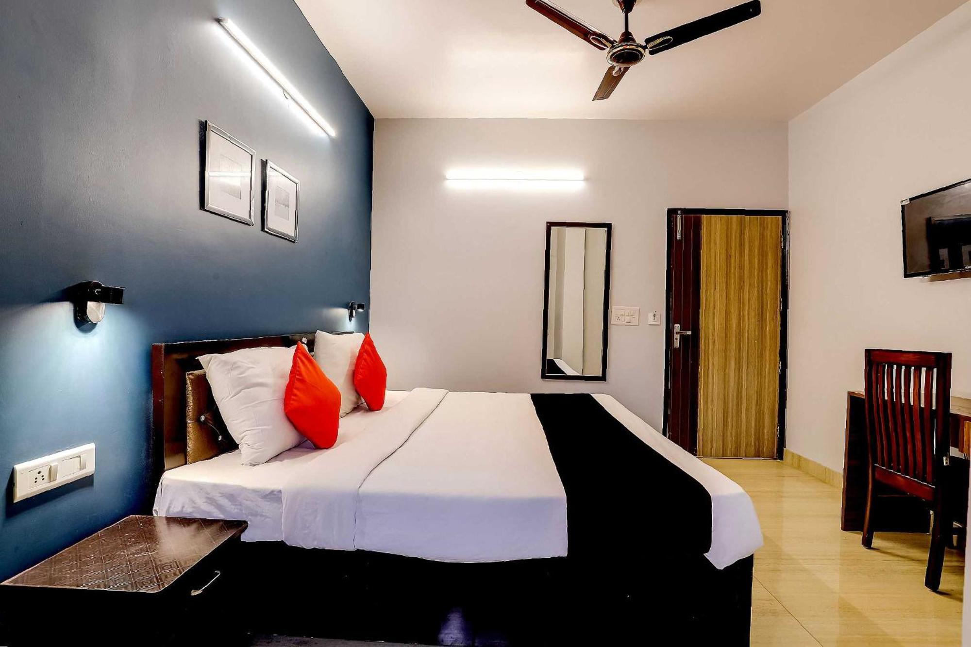 Collection O 71756 Hotel Silver Arrow Near Pacific Mall Tagore Garden Делхи Екстериор снимка